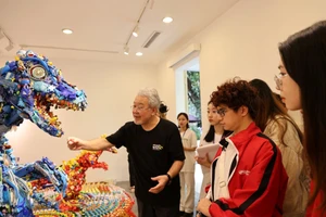 Nghệ sĩ Fuji Hiroshi giao lưu với khán giả trong ngày khai mạc triển lãm tại Hà Nội. Nguồn: JP