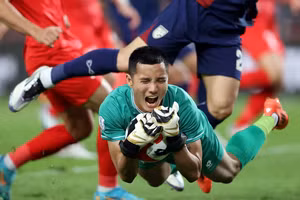 Đình Triệu trong một pha cứu thua xuất sắc. 