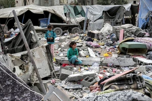 Trẻ em Gaza, trong những túp lều trú ẩn tạm bợ.