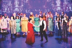 Nguyễn Trường Linh (áo trắng) trong vai Don José, vở “Carmen”, Nhà hát Nhạc Vũ Kịch Việt Nam công diễn trong tháng 3/2024. Ảnh: NVCC