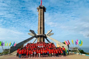 Đoàn thực hiện nghi lễ chào cờ tại đảo Cồn Cỏ. Nguồn: ĐI ĐỂ HIỂU