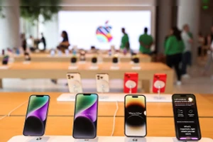 Hành trình đưa những chiếc iPhone sản xuất ở Ấn Độ ngược trở về thị trường Mỹ để né thuế là một biểu hiện bất ổn xã hội.