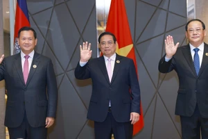 Thủ tướng Phạm Minh Chính cùng Thủ tướng Lào Sonexay Siphandone và Thủ tướng Campuchia Hun Manet. (Ảnh: DƯƠNG GIANG/TTXVN)