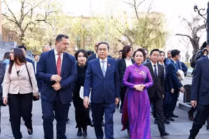 Chủ tịch Quốc hội Trần Thanh Mẫn và Phu nhân thăm Trường đại học Tổng hợp Quốc gia Yerevan. Ảnh: Doãn Tấn/TTXVN 