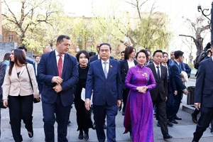 Chủ tịch Quốc hội Trần Thanh Mẫn và Phu nhân thăm Trường đại học Tổng hợp Quốc gia Yerevan. Ảnh: Doãn Tấn/TTXVN 