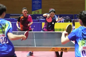 Chung Thị Mỹ Huyền (Tây Ninh-Tiền Giang) bám bàn chắc chắn, phản công quyết đoán trong ván đấu then chốt.