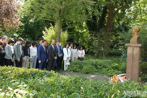 Dâng hoa trước tượng Chủ tịch Hồ Chí Minh trong công viên Montreau ở thành phố Montreuil và dành phút mặc niệm tưởng nhớ, bày tỏ lòng biết ơn vô hạn về công lao trời biển của Người. (Ảnh: Khải Hoàn)