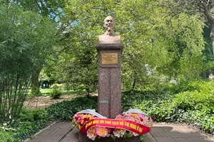 Ngày 18/5, Đại sứ quán Việt Nam tại Cộng hòa Pháp phối hợp Đại sứ quán Việt Nam tại Vương quốc Bỉ trang trọng tổ chức Lễ kỷ niệm 134 năm Ngày sinh Chủ tịch Hồ Chí Minh (19/5/1890-19/5/2024) tại Công viên Montreau, ở thành phố Montreuil, thuộc ngoại ô Paris.