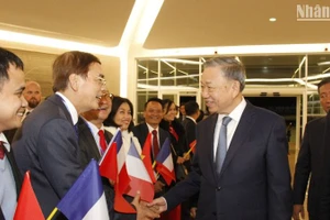 Tiến sĩ, bác sĩ Võ Toàn Trung cùng đông đảo kiều bào vui mừng đón Tổng Bí thư , Chủ tịch nước Tô Lâm thăm chính thức Cộng hòa Pháp ngày 3/10/2024.