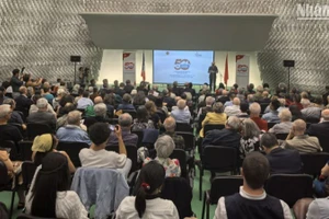 Những người bạn Pháp gắn bó với Việt Nam và các thế hệ Việt kiều cùng ôn lại những năm tháng hết lòng đấu tranh vì độc lập và hòa bình cho Việt Nam. 