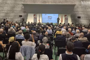 Những người bạn Pháp gắn bó với Việt Nam và các thế hệ Việt kiều cùng ôn lại những năm tháng hết lòng đấu tranh vì độc lập và hòa bình cho Việt Nam. 