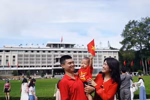 Ngay từ sáng sớm, nhiều gia đình và các bạn nhỏ cầm trên tay lá cờ tổ quốc đến Dinh Độc Lập để đón mừng ngày Quốc khánh 2/9.