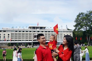 Ngay từ sáng sớm, nhiều gia đình và các bạn nhỏ cầm trên tay lá cờ tổ quốc đến Dinh Độc Lập để đón mừng ngày Quốc khánh 2/9.