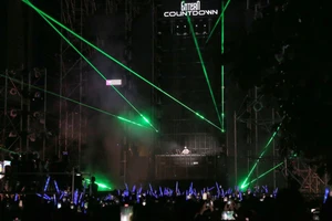 Hàng nghìn người dân đổ về khu vực phố đi bộ Nguyễn Huệ, quận 1 từ chiều tối để xếp hàng vào xem chương trình nhạc hội.