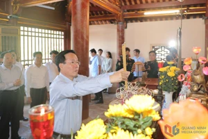 Chủ tịch nước dâng hương tại Đền thờ Bác Hồ. (Ảnh Báo Quảng Ninh)