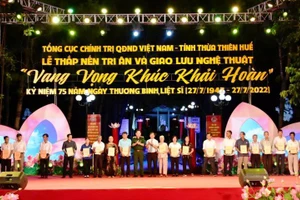Tặng quà cho gia đình chính sách, học sinh vượt khó, học giỏi tiêu biểu và trao tặng “Ngôi nhà 100 đồng” tại chương trình “Vang vọng khúc khải hoàn”.
