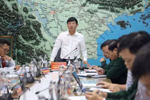 Hội nghị thông tin, chỉ đạo ứng phó với áp thấp nhiệt đới và mưa lũ miền trung sáng 18/10.