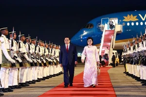 Lễ đón Thủ tướng Phạm Minh Chính và Phu nhân đến thủ đô Kuala Lumpur bắt đầu chuyến thăm chính thức Malaysia và tham dự Hội nghị Cấp cao ASEAN lần thứ 46. (Ảnh: TTXVN)