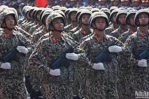 [Ảnh] Khối sĩ quan quân đội hùng dũng tiến vào lễ đài tại Lễ Kỷ niệm 50 năm Ngày Giải phóng miền nam, thống nhất đất nước