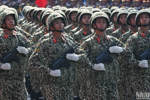 [Ảnh] Khối sĩ quan quân đội hùng dũng tiến vào lễ đài tại Lễ Kỷ niệm 50 năm Ngày Giải phóng miền nam, thống nhất đất nước