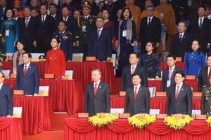 Các vị lãnh đạo Đảng và Nhà nước cùng các vị khách quốc tế tham gia nghi thức chào cờ. (TTXVN). 