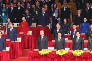 Các vị lãnh đạo Đảng và Nhà nước cùng các vị khách quốc tế tham gia nghi thức chào cờ. (TTXVN). 