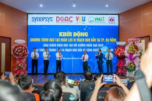 Các đại biểu thực hiện nghi thức khởi động chương trình.