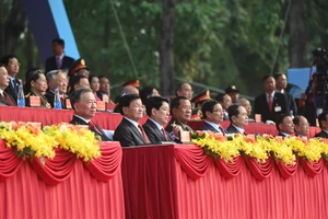 Dự Lễ có các đồng chí lãnh đạo, nguyên lãnh đạo Đảng, Nhà nước, Ủy ban Mặt trận Tổ quốc Việt Nam, các đồng chí lão thành cách mạng, Bà Mẹ Việt Nam Anh hùng, Anh hùng Lực lượng vũ trang nhân dân, Anh hùng Lao động; lãnh đạo các Bộ, ban, ngành Trung ương và địa phương; các cựu chiến binh từng tham gia làm nên Đại thắng mùa Xuân năm 1975, cùng hàng nghìn khách mời đại diện cho các tầng lớp nhân dân cả nước. (Ảnh: DUY LINH)