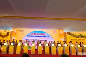 Đại diện lãnh đạo Đảng, Nhà nước, Chính phủ và lãnh đạo tỉnh bấm nút khởi công cảng hàng không Quảng Trị.