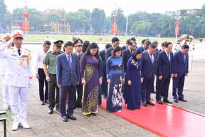 Đoàn đại biểu thành phố Hà Nội tưởng niệm Chủ tịch Hồ Chí Minh.