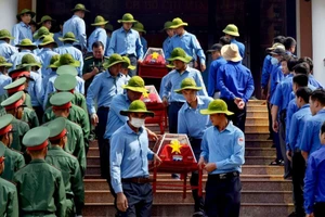 Đưa hài cốt các anh hùng liệt sĩ từ Campuchia trở về đất mẹ. (Ảnh: QUANG KHẢI)