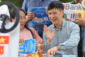 Lãnh đạo Trung tâm Xúc tiến thương mại nông nghiệp (Bộ Nông nghiệp và Phát triển nông thôn) tham gia phiên livestream Chợ phiên OCOP thành phố Hồ Chí Minh.