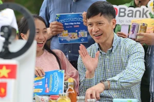 Lãnh đạo Trung tâm Xúc tiến thương mại nông nghiệp (Bộ Nông nghiệp và Phát triển nông thôn) tham gia phiên livestream Chợ phiên OCOP thành phố Hồ Chí Minh.