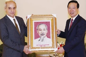 Chủ tịch nước Võ Văn Thưởng tặng bức chân dung Chủ tịch Hồ Chí Minh cho Tổng Bí thư Đảng Cộng sản Italia Mauro Alboresi. (Ảnh TTXVN)