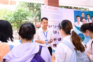 Hình ảnh tại Ngày hội tư vấn chuyên ngành, việc làm cho bác sĩ nội trú. (Ảnh: HMU)