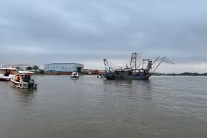 Các lực lượng chức năng của thị xã Quảng Yên đang nỗ lực tìm kiếm các nạn nhân mất tích trong vụ lật thuyền nan.