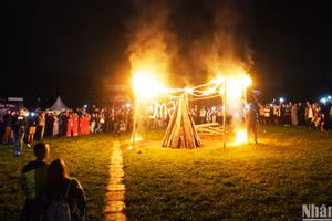 Đốt lửa trại và cùng nhau hát bài ca " Nối vòng tay lớn".