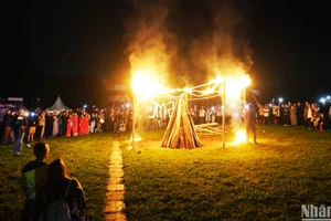 Đốt lửa trại và cùng nhau hát bài ca " Nối vòng tay lớn".