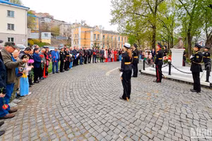 Dâng hoa tại Tượng đài Chủ tịch Hồ Chí Minh ở vườn hoa trên phố Borisenko.