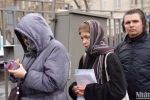 Người dân Moskva dầm mưa rét hiến máu cứu các nạn nhân vụ khủng bố