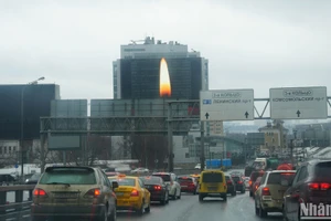 Thành phố Moskva đổi các hình nền biển quảng cáo sang hình ngọn nến cầu nguyện để tưởng nhớ các nạn nhân trong vụ khủng bố ngày 22/3. Ảnh: XUÂN HƯNG