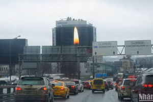 Thành phố Moskva đổi các hình nền biển quảng cáo sang hình ngọn nến cầu nguyện để tưởng nhớ các nạn nhân trong vụ khủng bố ngày 22/3. Ảnh: XUÂN HƯNG