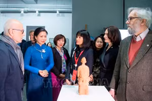 Phu nhân Ngô Phương Ly thăm Trường Đại học Mỹ thuật Moskva mang tên V.I.Surikov. (Ảnh: TTXVN)