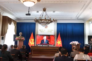 Quang cảnh lễ mít-tinh kỷ niệm 50 năm Ngày Giải phóng miền nam, thống nhất đất nước tại Liên bang Nga.