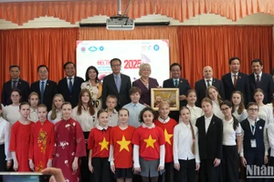 Phó Chủ tịch Quốc hội Lê Minh Hoan chụp ảnh lưu niệm cùng cô và trò trường 488. (Ảnh: XUÂN HƯNG)