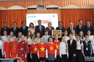 Phó Chủ tịch Quốc hội Lê Minh Hoan chụp ảnh lưu niệm cùng cô và trò trường 488. (Ảnh: XUÂN HƯNG)