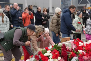 [Ảnh] Người dân Nga và bạn bè quốc tế tưởng niệm các nạn nhân vụ khủng bố ở Moskva