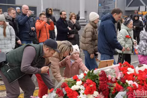 [Ảnh] Người dân Nga và bạn bè quốc tế tưởng niệm các nạn nhân vụ khủng bố ở Moskva