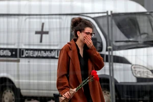 Người dân mang hoa tưởng niệm các nạn nhân của vụ khủng bố tại ngoại ô Moskva. Ảnh: TASS