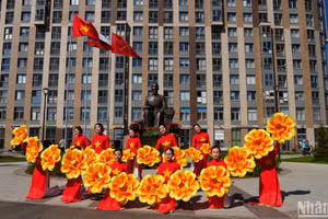 Biểu diễn trước Tượng đài Chủ tịch Hồ Chí Minh tại Saint Petersburg. (Ảnh: XUÂN HƯNG)